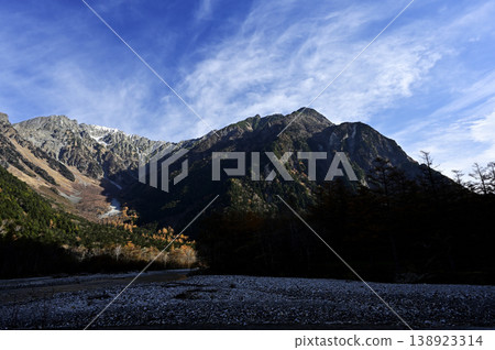 Kamikochi in November, with Mt. Hotaka and Mt. Myojin (Photo taken on the right bank of the Azusa River, near Kappa Bridge) 138923314