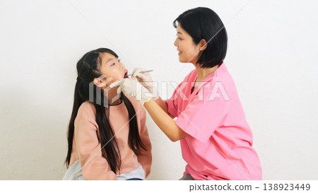 牙醫小學學生牙齒研究圖片 138923449