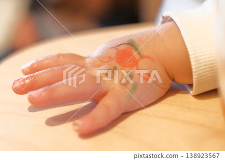 A child's hand drawing graffiti 138923567