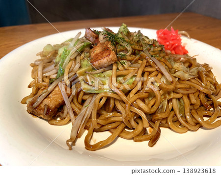 醬汁炒麵 - 上面放有豬肉、高麗菜、豆芽菜和醃薑。 醬汁炒麵 - 上面放有豬肉、高麗菜、豆芽菜和醃薑。 138923618