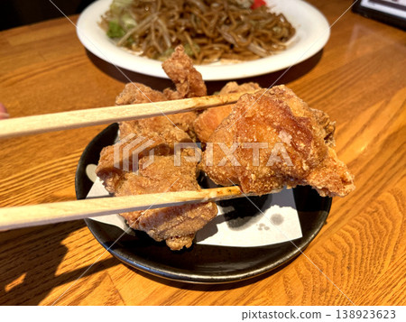 炸雞－用筷子夾起一塊炸雞的特寫鏡頭 138923623
