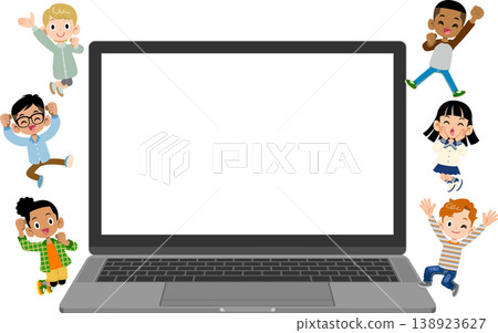 來自不同國家、種族的孩子們圍著一台筆記型電腦蹦蹦跳跳。 138923627