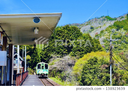 錦川青龍線列車春季從該站發車。 錦川青龍線列車春季從該站發車。 138923639