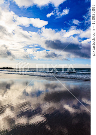A morning scene on Tanegashima Island, with clouds and blue sky reflected on Nakayama Beach. 138923893