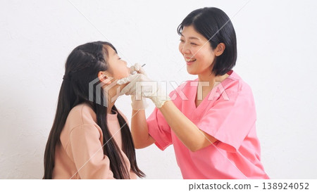 牙醫小學學生牙齒研究圖片 138924052