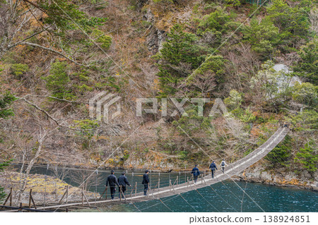 A winter scene of the Dream Suspension Bridge in Sumatakyo Gorge, Kawanehoncho (Shizuoka Prefecture) A winter scene of the Dream Suspension Bridge in Sumatakyo Gorge, Kawanehoncho (Shizuoka Prefecture) 138924851