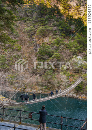 A winter scene of the Dream Suspension Bridge in Sumatakyo Gorge, Kawanehoncho (Shizuoka Prefecture) 138924852