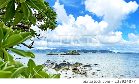 沖繩，竹富島：三石海灘和夏季天空中飄浮的動態積雨雲。 138924877