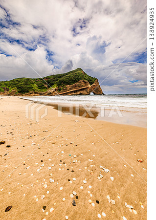 A statue of a drinking rock and a scene of waves on Tanegashima Island in the tropics. A statue of a drinking rock and a scene of waves on Tanegashima Island in the tropics. 138924935