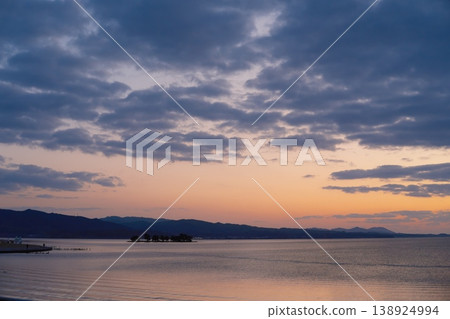 黃昏時分的宮治湖一片寧靜,夕陽西下,湖面平靜如鏡。 黃昏時分的宮治湖一片寧靜,夕陽西下,湖面平靜如鏡。 138924994