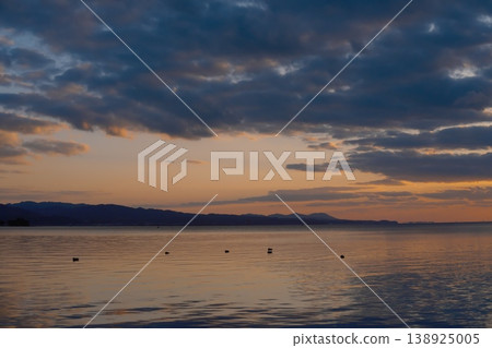 黃昏時分的宮治湖一片寧靜,夕陽西下,湖面平靜如鏡。 黃昏時分的宮治湖一片寧靜,夕陽西下,湖面平靜如鏡。 138925005