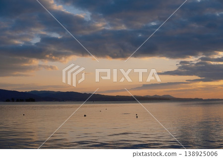 黃昏時分的宮治湖一片寧靜，夕陽西下，湖面平靜如鏡。 138925006