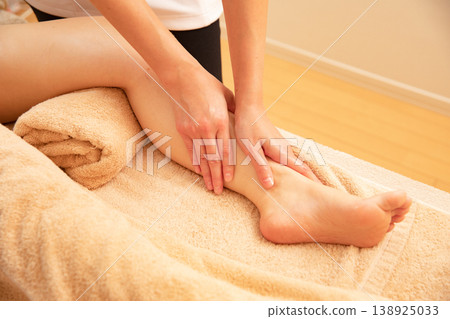 美容師正在為小腿和大腿進行護理。 138925033