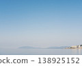 A tranquil lakeside townscape, a landscape woven from blue sky and mountain ranges. 138925152