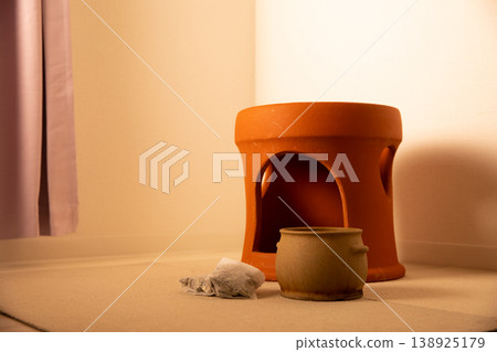Photo 02 shows a ceramic mugwort steam bath placed in a warm space. Photo 02 shows a ceramic mugwort steam bath placed in a warm space. 138925179