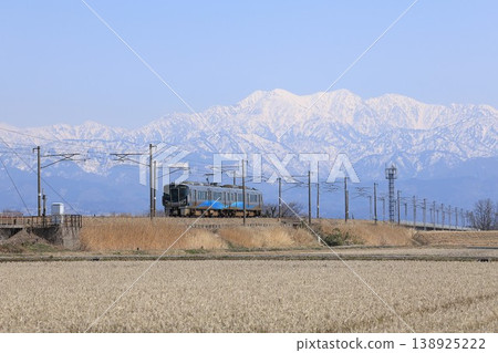 [Ainokaze Toyama Railway] Tateyama Mountain Range and the 521 Series 1000 (Ainokaze Toyama Railway Line: Mizuhashi to Higashi-Toyama) 138925222