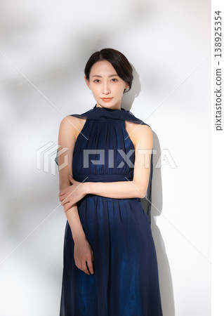 A woman in a dress 138925354