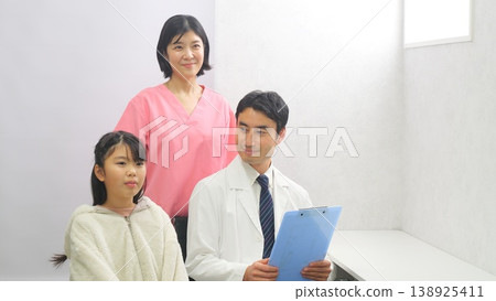 Hospital, doctor, elementary school student image 138925411