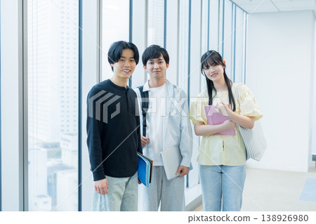 學生在教室裡說話 138926980