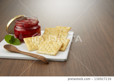 一張看起來色澤誘人、美味可口的草莓果醬和餅乾的圖片。 138927216