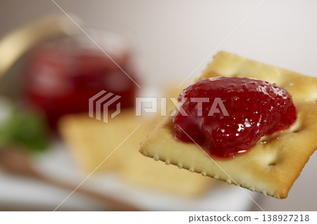 一張看起來色澤誘人、美味可口的草莓果醬和餅乾的圖片。 一張看起來色澤誘人、美味可口的草莓果醬和餅乾的圖片。 138927218