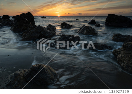 日出和海浪 138927359