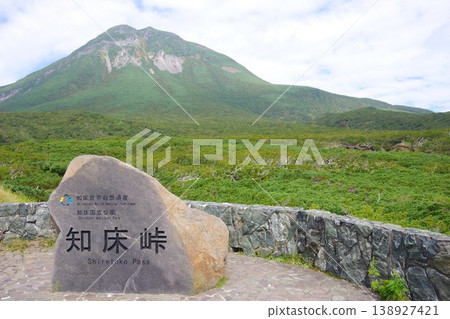 從北海道羅臼町知床峠展望台眺望羅臼山。 從北海道羅臼町知床峠展望台眺望羅臼山。 138927421