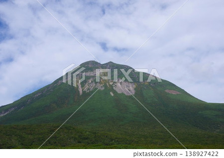 從北海道羅臼町知床峠展望台眺望羅臼山。 138927422