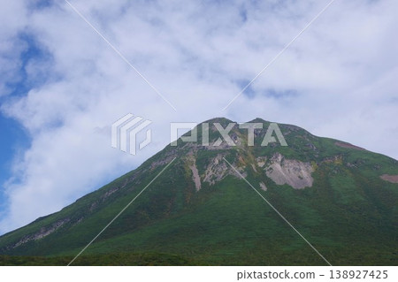 從北海道羅臼町知床峠展望台眺望羅臼山。 138927425