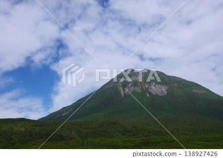 從北海道羅臼町知床峠展望台眺望羅臼山。 138927426