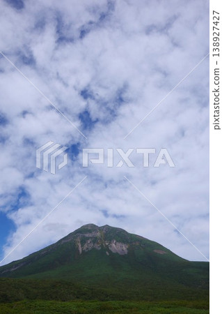 從北海道羅臼町知床峠展望台眺望羅臼山。 138927427