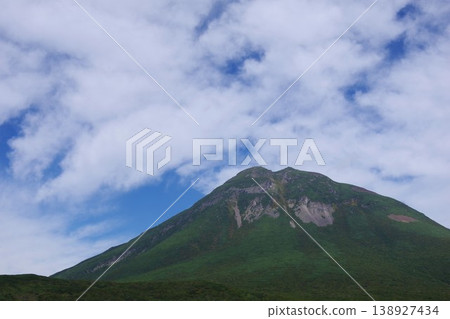 從北海道羅臼町知床峠展望台眺望羅臼山。 138927434