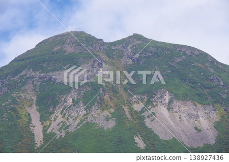 從北海道羅臼町知床峠展望台眺望羅臼山。 138927436