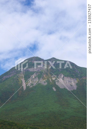 從北海道羅臼町知床峠展望台眺望羅臼山。 138927437