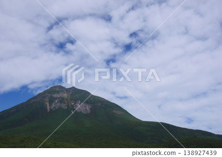 從北海道羅臼町知床峠展望台眺望羅臼山。 從北海道羅臼町知床峠展望台眺望羅臼山。 138927439