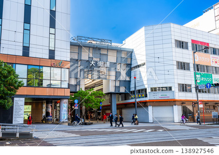 愛媛縣松山市中心區域的岡井堂商店街入口及街景。 138927546