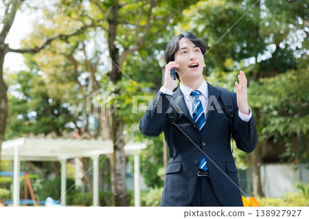 Young businessman with a smartphone 138927927