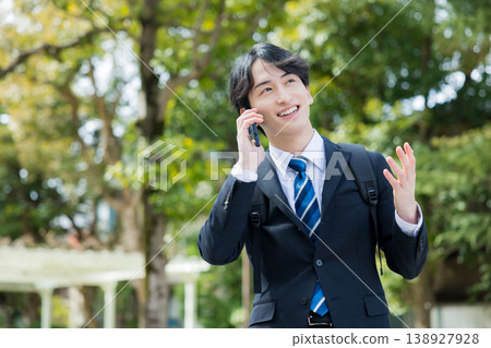 Young businessman with a smartphone 138927928