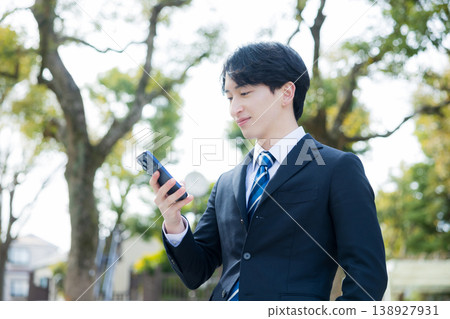 Young businessman with a smartphone 138927931