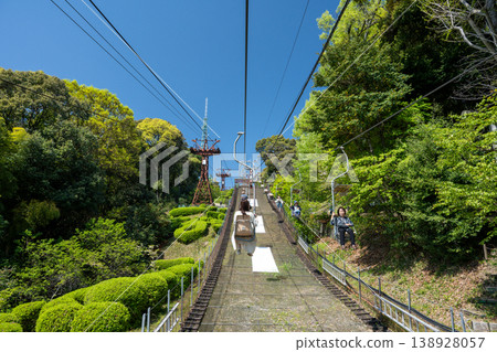 從松山城電梯上看到的景色:可以欣賞到鬱鬱蔥蔥的青山和松山市的全景。 從松山城電梯上看到的景色:可以欣賞到鬱鬱蔥蔥的青山和松山市的全景。 138928057