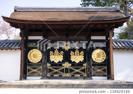 春日的陽光灑在寺廟大門上。 春日的陽光灑在寺廟大門上。 138928188