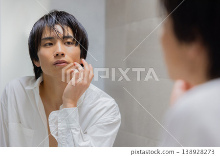 一個人看到一面鏡子 138928273