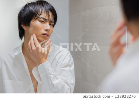 一個人看到一面鏡子 138928276