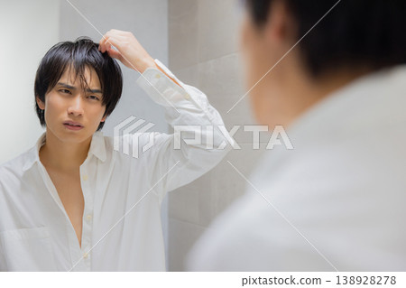一個人看到一面鏡子 138928278