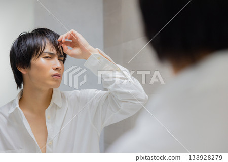 一個人看到一面鏡子 一個人看到一面鏡子 138928279