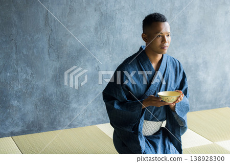 Foreign man wearing a yukata 138928300