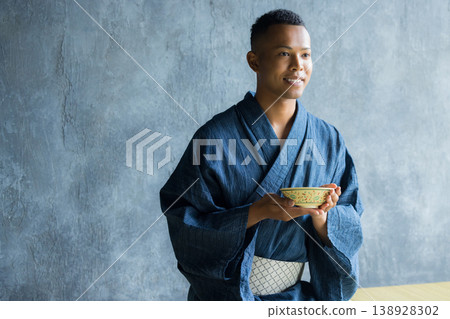 身穿浴衣的外國男子 138928302