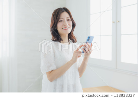 觀看智能手機的婦女 觀看智能手機的婦女 138928327