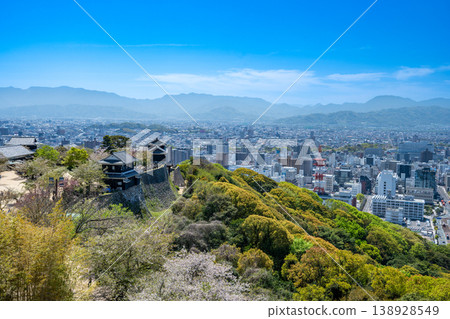 從松山城主天守閣廣場可以俯瞰松山市全景，鬱鬱蔥蔥的綠植和摩天大樓盡收眼底。 138928549
