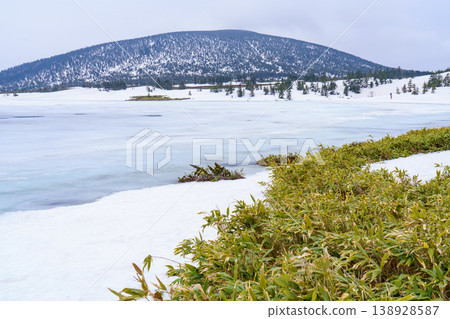 Kamanuma Lake as seen from the Issaikyozan mountain trail in Fukushima Prefecture, a scene of snowmelt during the remaining snow season. Kamanuma Lake as seen from the Issaikyozan mountain trail in Fukushima Prefecture, a scene of snowmelt during the remaining snow season. 138928587